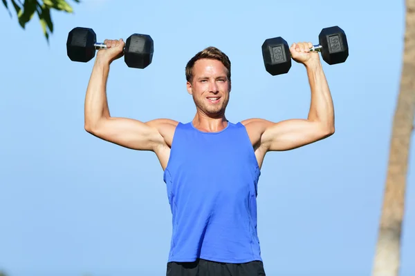 Fitness Man Kurzhanteltraining draußen — Stockfoto