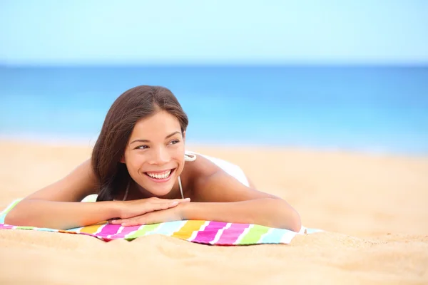 Letní pláž žena opalování, těší slunce usmívá — Stock fotografie