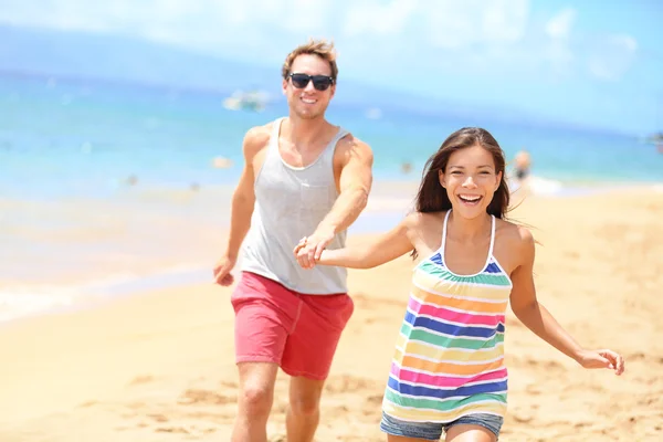 Playa pareja divertirse vacaciones románticas —  Fotos de Stock