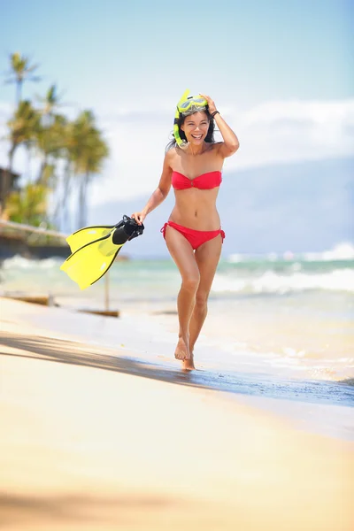 Παραλία γυναίκα ψαροντούφεκο ευτυχής τρόπο ζωής — Φωτογραφία Αρχείου