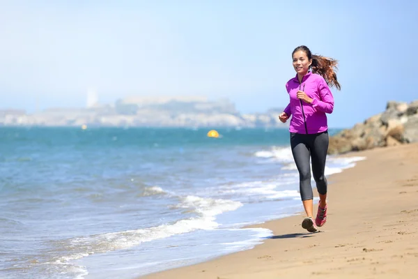 Frau läuft am Strand von San Francisco — Stockfoto