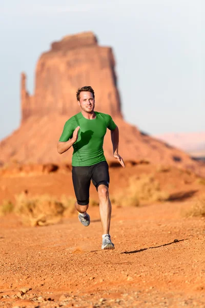 Trail running man - corridore maschile nella Monument Valley — Foto Stock
