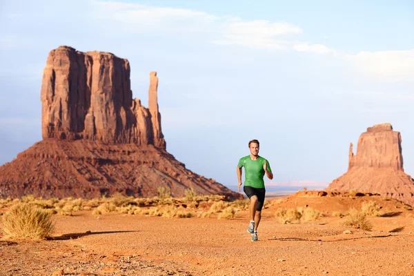 Runner - Hombre corriendo corriendo corriendo en Monument Valley — Foto de Stock