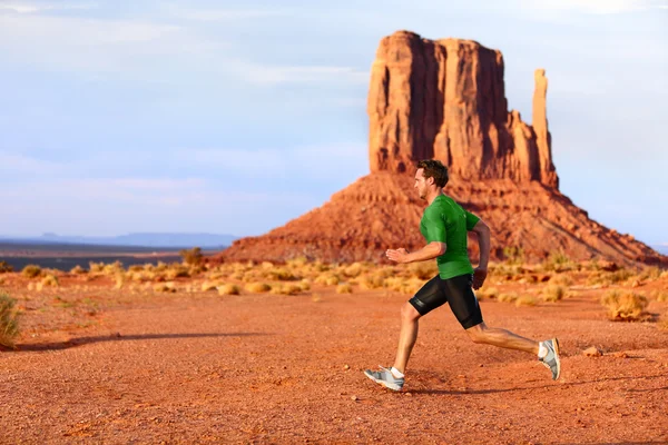 Running man sprinting in Monument Valley — Stock Photo, Image