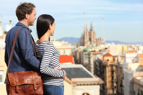 Barcelona - romantic couple looking at city view — Stock Photo, Image