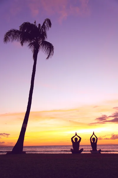 Yoga, meditasyon - gün batımında insan siluetleri — Stok fotoğraf