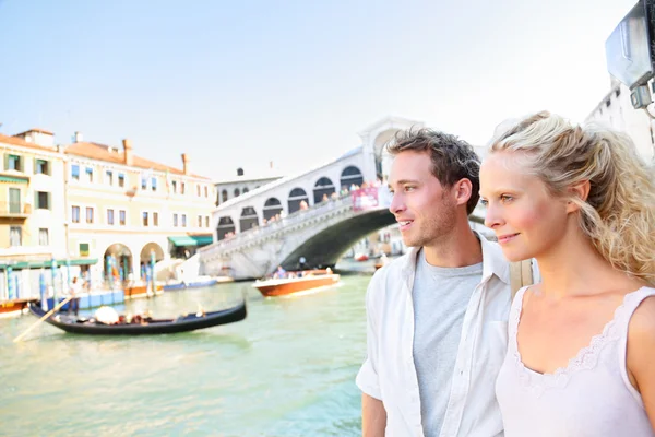 Couple Venise par le pont du Rialto sur le Grand Canal — Photo
