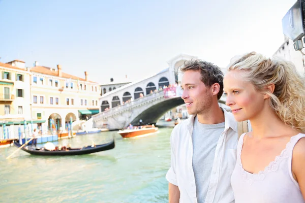 Pareja de Venecia junto al Puente de Rialto en el Gran Canal — Foto de Stock