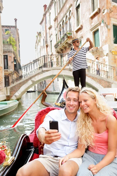Gondole に乗ってのロマンスにヴェネツィアに旅行のカップル — ストック写真