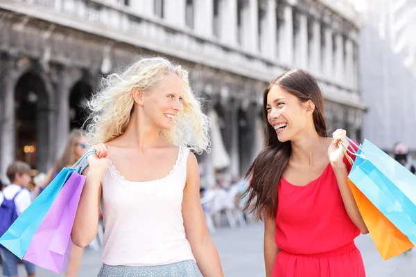 Compras mulheres felizes segurando sacos de compras, Veneza — Fotografia de Stock