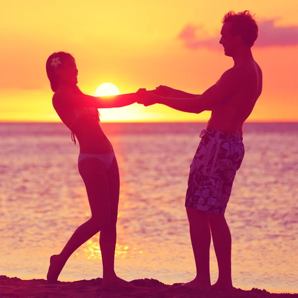 Couple amoureux s'amusant romance sur la plage du coucher du soleil — Photo