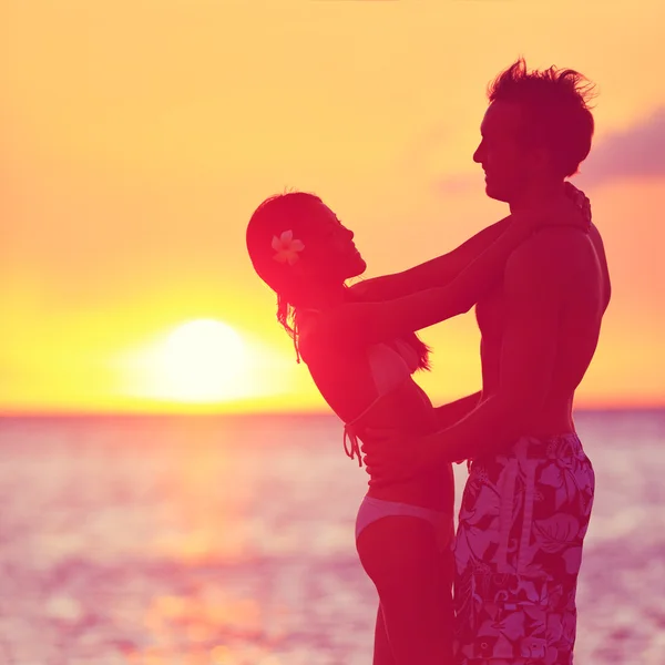 Romantiska par embracing kyssar på stranden sunset — Stockfoto