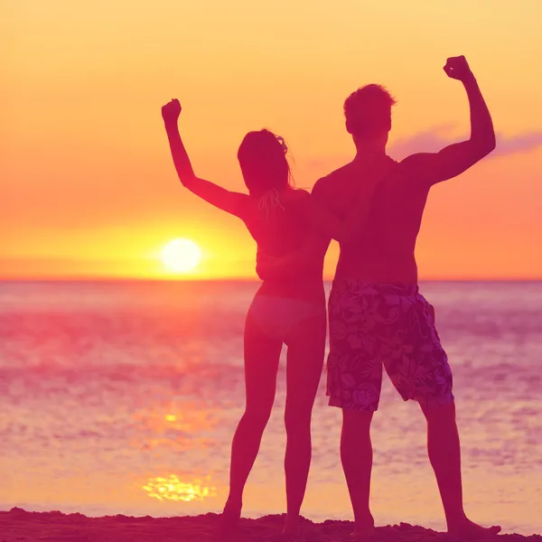 Vinna framgång koncept - glad strand par — Stockfoto