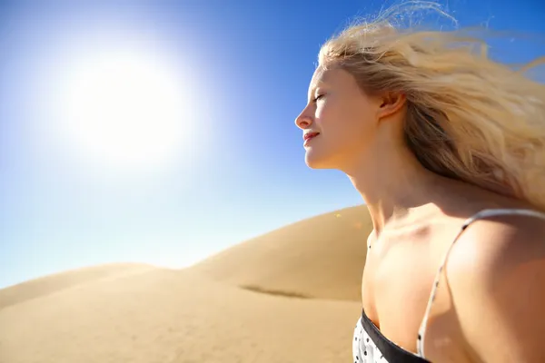 Женщина по уходу за кожей солнца наслаждается солнцем пустыни — стоковое фото