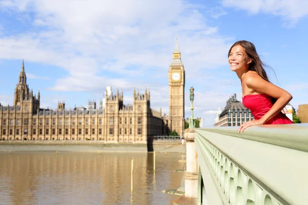 London frau auf westminster bridge von big ben — Stockfoto