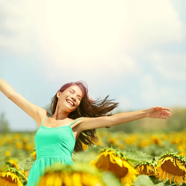 Mujer feliz en el campo de girasol — Foto de Stock