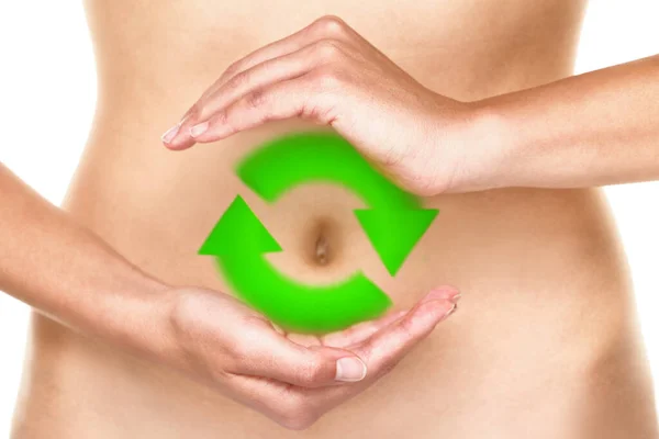 Salud intestinal mujer digestión saludable mostrando el estómago con las manos cubriendo en la protección y flechas verdes girando en círculo para una dieta equilibrada —  Fotos de Stock