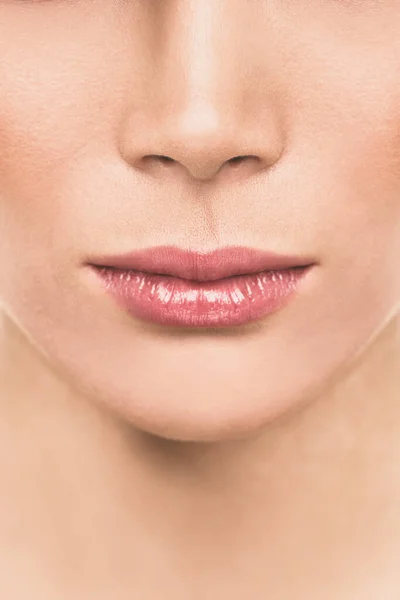 Dudaklı güzel kadın dudak enjeksiyonu doldurmak için erik gibi sağlıklı bir ağız kapatıyor. Ruj, dudak parlatıcısı, makyaj konsepti — Stok fotoğraf