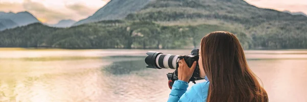 Fotografia podróżnicza profesjonalny fotograf kobieta turysta fotografowania z profesjonalnym obiektywem teleobiektywu aparat na statywie fotografowania dzikiej przyrody na Alasce rejs panoramiczny baner — Zdjęcie stockowe