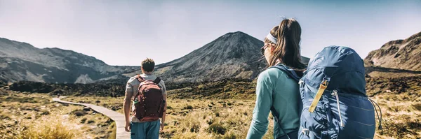 Nova Zelândia Caminhadas casal mochileiros Tramping no Tongariro National Park. Caminhadas masculinas e femininas pelo Monte Ngauruhoe. Pessoas que vivem um estilo de vida ativo saudável ao ar livre — Fotografia de Stock