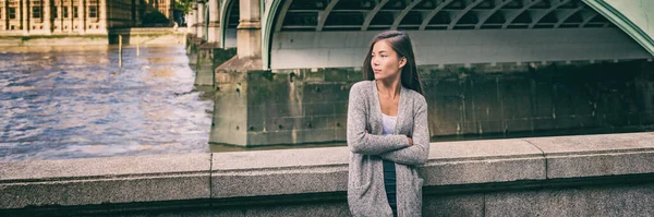 Città stile di vita giovane donna asiatica prendendo una pausa sulla strada della città di Londra rilassante lungo il fiume Tamigi da Big Ben, Regno Unito, Europa. Banner sfondo panoramico del paesaggio urbano — Foto Stock