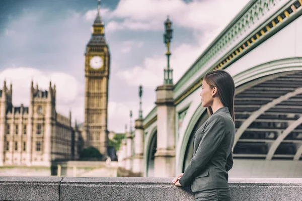 London város Ázsiai turista nő Európa utazás nyári úti cél, Anglia, Nagy-Britannia, Egyesült Királyság. Üzletasszony pihentető kilátás nyílik a Big Ben, Westminster, brit mérföldkő — Stock Fotó