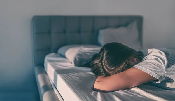 Casa cuarentena auto aislamiento mujer cansada aburrido no puede levantarse de la cama permanecer dormido somnolencia tardía trastorno del sueño. Chica triste llorando sola — Foto de Stock