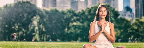 Yoga kvinna meditation be utanför i stadsparken wellness banner panorama.Sommar motion livsstil aktiv ung asiatisk flicka meditera bakgrund — Stockfoto