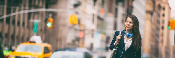Nova Iorque estilo de vida Jovem mulher asiática caminhando viajar na rua NYC. Pessoas urbanas hipster menina no panorama bandeira de tráfego. Senhora chinesa olhando para o lado com bolsa e fones de ouvido para deslocamento — Fotografia de Stock