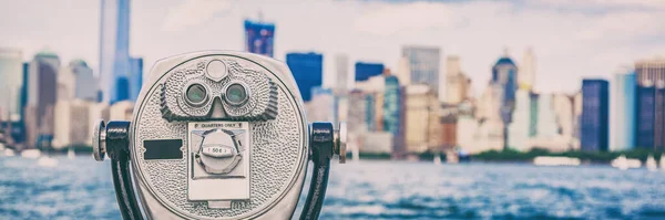 Icono de la atracción turística de Nueva York: visor de torre binocular de monedas en el fondo del horizonte en verano. Banner panorámico de destino de EE.UU. — Foto de Stock
