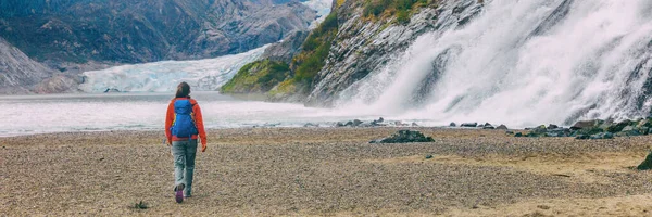 Glaciar Mendenhall en Juneau, Alaska. Senderismo turístico de mujer con mochila en el fondo del paisaje, bandera panorámica encabezado cultivo — Foto de Stock