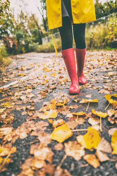 Czerwone gumowe buty kobieta chodząca jesienią liści ulicy w parku. Styl życia jesiennej mody — Zdjęcie stockowe