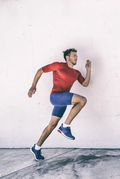 Corra atleta corredor homem correndo pulando explosivo dinâmico alongamento plyo treino glúteos e músculos do corpo para hiit exercício — Fotografia de Stock