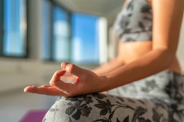 Lezione di yoga in palestra donna studio meditando con mudra mano in loto posa al sole del mattino. Yoga pratica meditazione vita sana a casa stile di vita. Raggiungere la coscienza superiore con i mantra — Foto Stock