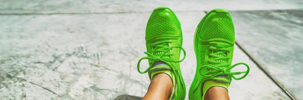 Groene hardloopschoenen mode schoeisel sportkleding meisje het nemen van selfie van haar trainers panoramische banner — Stockfoto