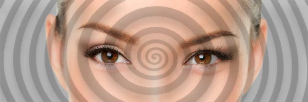 Hipnosis espiral sobre los ojos de la mujer hipnotizado primer plano pancarta panorama. Asiática chica retrato fondo —  Fotos de Stock
