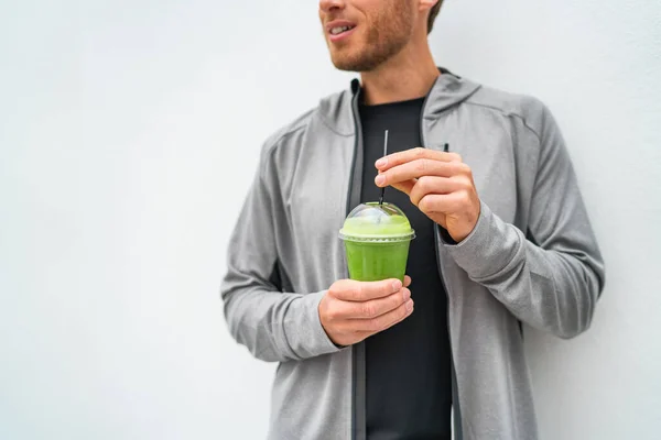 건강 한 젊은이가 녹색 주 우스 를 마시는 것은 체중 감소 식사 대체 식품으로서 스무디 컵 을 마신다. 아침 식사로 시금치 단백질 쉐이크 — 스톡 사진