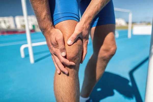 Térd fájdalom profi sportoló sport sérülés - sport futás térd acciden a férfi futó. Kificamodott térdízület, ízületi gyulladás. Lábak, izmok és térd közelsége a szabadban — Stock Fotó