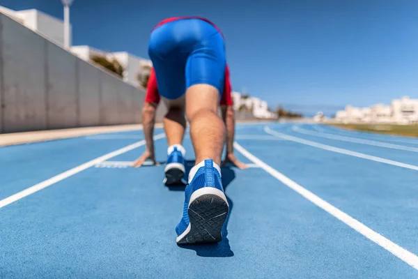 Stadyumun dışındaki hipodrom pistinde koşu yarışına başlamak için yarış pistinde koşucu bekliyor. Atlet koşucu dışarıda koşuyor. — Stok fotoğraf