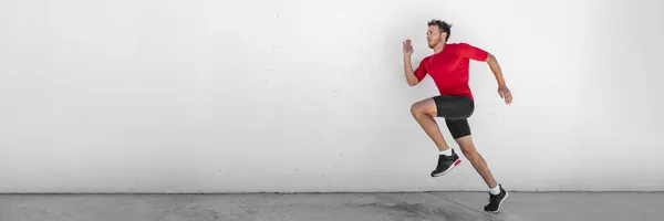 스프린트달리기 선수 가 체육관에서 실외 단거리달리기 훈련을 하고 있습니다. 건강 한 생활 방식을 유지한다. 남성 운동 선수들은 심장외과 수술 간격 이 매우 길다고 말합니다. 방너 파노라마 벽 배경 — 스톡 사진