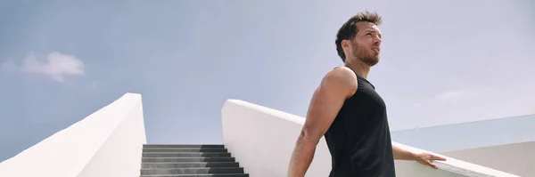 Ajuste hombre atleta saludable preparándose para correr escaleras panorámica pancarta al aire libre. Estilo de vida activo —  Fotos de Stock