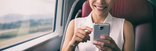 Telefonieren per SMS Geschäftsfrau mit Handy im Zug Pendler Lifestyle-Banner-Panorama — Stockfoto