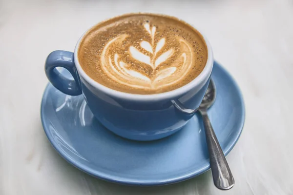 Chai Latte art au cappuccino tasse à café à table. Gros plan de dessin de fleur de rose en mousse — Photo