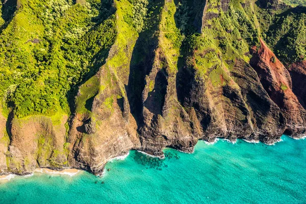 夏威夷考艾岛的Na Pali海岸从海岸线的直升机上俯瞰空中. — 图库照片