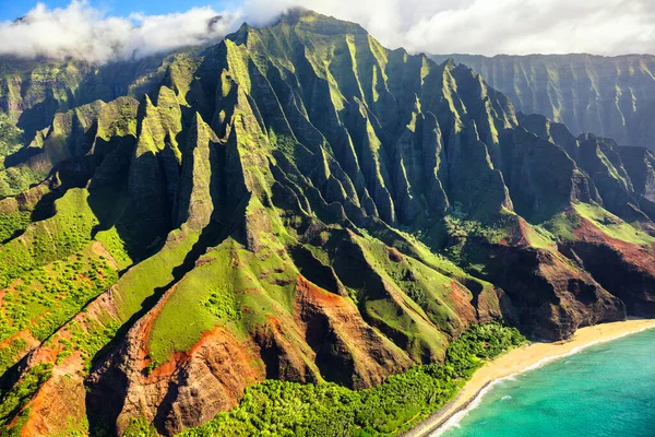 Hawai naturaleza destino de viaje. Costa de Na Pali en la isla de Kauai. Vista aérea en helicóptero del paisaje montañoso de la costa de Na Pali en la isla de Kauai, Hawái, EE.UU.. — Foto de Stock