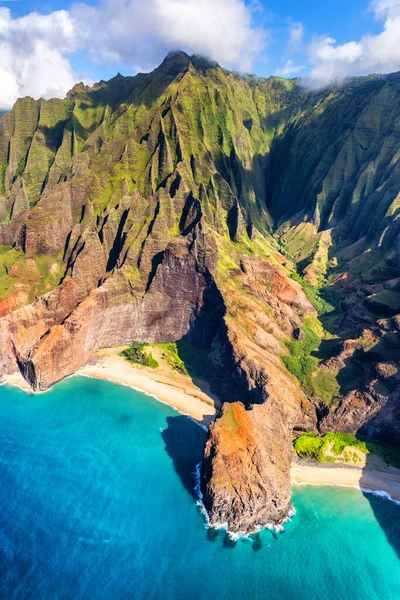 Praia do Havaí, Kauai. Na vista da costa pálida de helicóptero. Viagem havaiana destinaton. Costa Napali em Kaui, Havaí, EUA. Aeronave do arco de Honopu — Fotografia de Stock