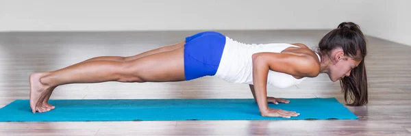 Yoga vrouw trainen pushup plank chaturanga dandasana banner. Yoga poseren meisje doen push-ups armen en core oefening. Panoramische teelt — Stockfoto