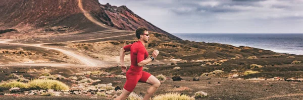 Runner trail running atleta hombre entrenamiento cardio en fondo banner paisaje. Deporte al aire libre en naturaleza. Carrera de Ultra Run. — Foto de Stock