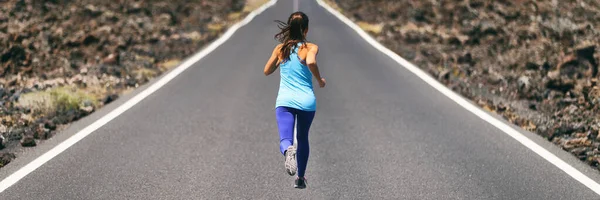 Запуск спорта активный образ жизни бегущая женщина на дорожном ландшафте, панорамный баннер. Люди бегают на свежем воздухе. — стоковое фото