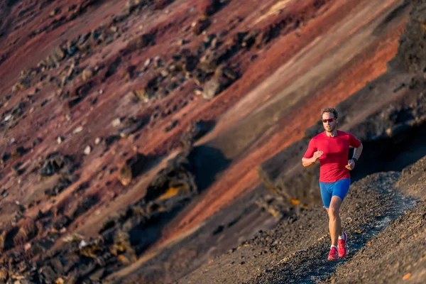 Camino del hombre corriendo en las montañas. Corredor en carrera al aire libre. Fitness y salud estilo de vida activo. — Foto de Stock